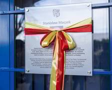 <p>Nowy krasnal upamiętnia generała Stanisława Maczka. Na zdjęciu tablica pamiątkowa</p>